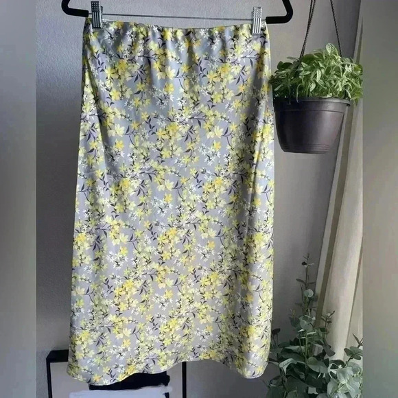 Floral silky midi a line skirt - Picture 3 of 6